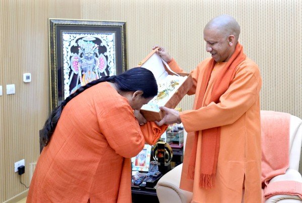 मुख्यमंत्री योगी आदित्यनाथ से उनके सरकारी आवास पर मध्य प्रदेश की पूर्व मुख्यमंत्री साध्वी उमा भारती ने शिष्टाचार भेंट की.