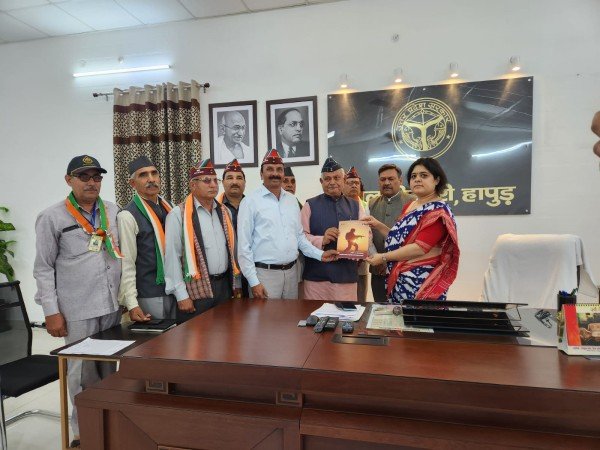 वीर बलिदानियों व वीर जवानों की शौर्यगाथा की समृति में जिला सैनिक बंधु द्धारा  लिखित / संकलित शहीद शौर्यगाथा स्मारिका के प्रथम संकलन को स्मारिका परिवार द्बारा जिलाधिकारी प्ररेणा शर्मा को भेंट कर निवेदन किया