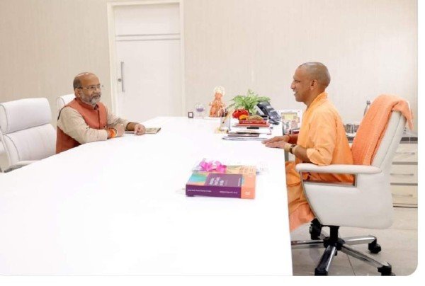 MYogiAdityanath  महाराज से महसी के विधायक आदरणीय सुरेश्वर सिंह जी ने शिष्टाचार भेंट की