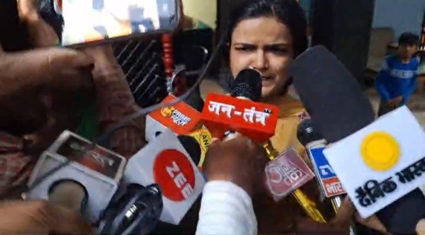 ईडी की टीम गायत्री प्रसाद प्रजापति के बेटे अनुराग प्रजापति को ले गई अपने साथ।