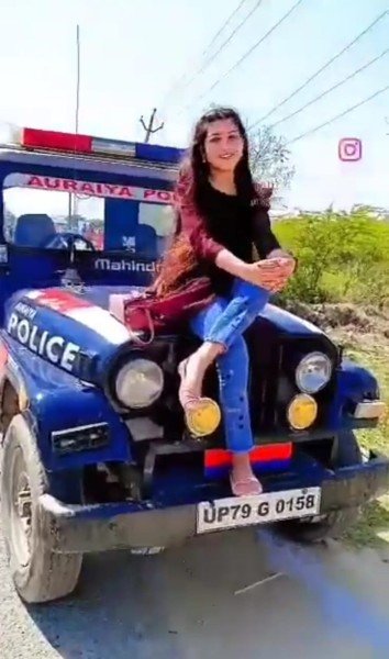 सोशल मीडिया पर औरैया पुलिस की सरकारी जीप पर बैठकर रील बनाने का वीडियो वायरल