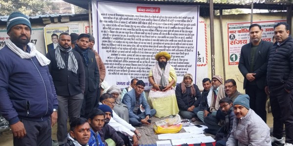 गढ़मुक्तेश्वर तहसील प्रांगण में बृजघाट टोल हटाने को लेकर अनिश्चितता कालीन धरना।