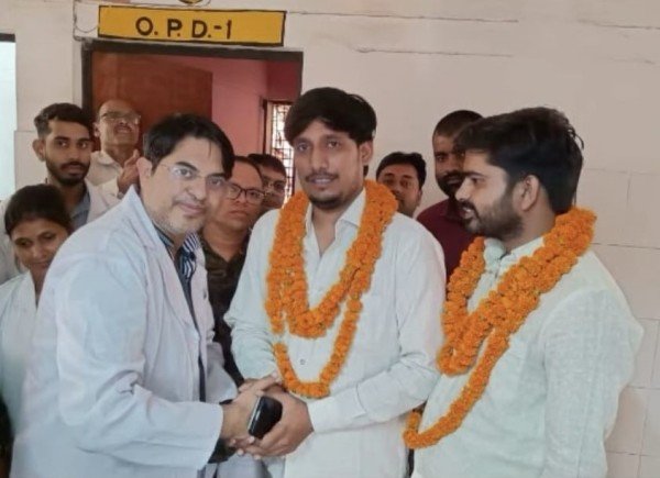 28 मई को दो भाजपाईयों ने शिकायत किया, चार जून को माला पहन लिया