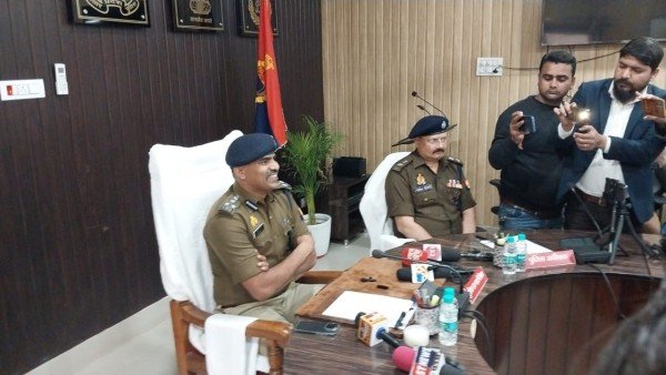 रामपुर के पुलिस अधीक्षक राजेश द्विवेदी की उप महानिरक्षक  मुरादाबाद ने जमकरकी तारीफ
