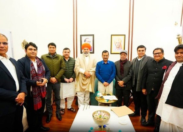 अरविंद केजरीवाल और किसान नेता राकेश टिकैत के बीच आज मुलाकात हुई।