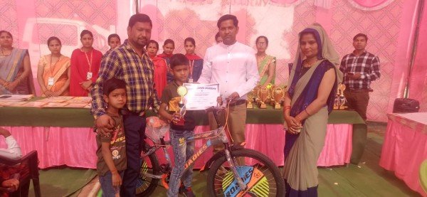 विद्यालय टाॅपर छात्र को किया सम्मानित