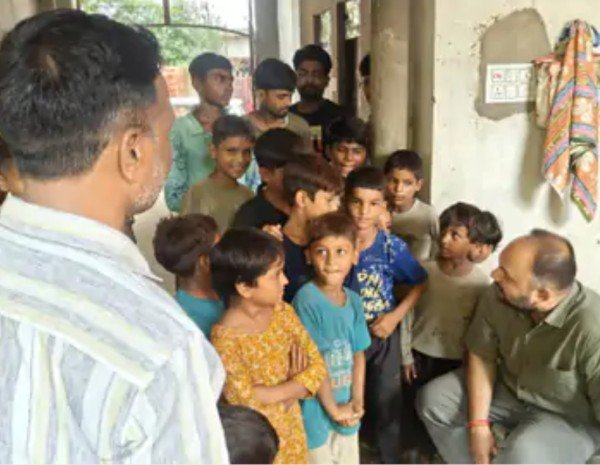 डीएम अंकल फिर आना, घायल बच्चों के खिले चेहरे:घायल बच्चों से मिलकर जाना हाल