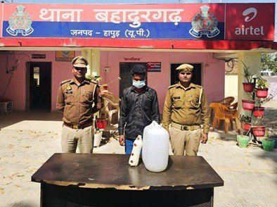 पुलिस ने चैकिंग के दौरान एक अभियुक्त को किया गिरफ्तार जिसके कब्जे से अवैध कच्ची शराब बरामद