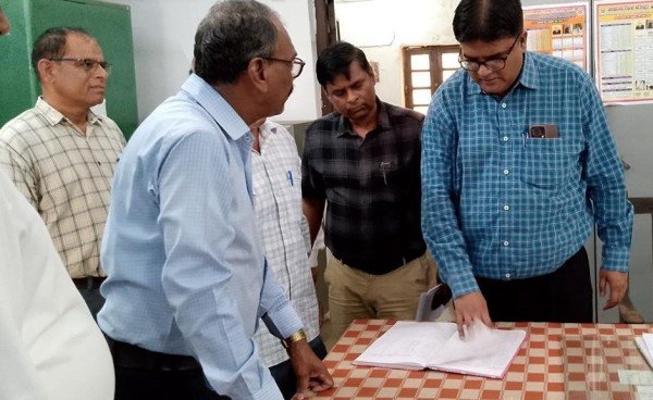 डीएम ने किया नलकूप खंड का निरीक्षण