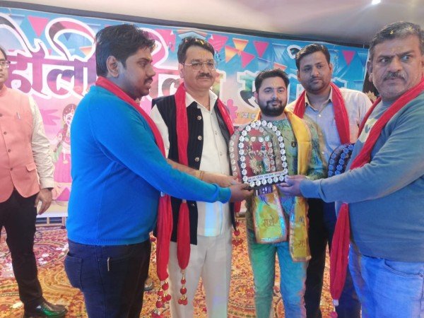 फाग गीतों पर झूमते नजर आए जनप्रतिनिधि, अधिकारी व पत्रकार