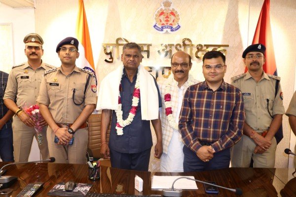 पुलिस विभाग से सेवानिवृत्त हुए पुलिसकर्मियों को उपहार/स्मृति चिन्ह देकर पुलिस कार्यालय के सभागार में भावभीनी विदाई दी