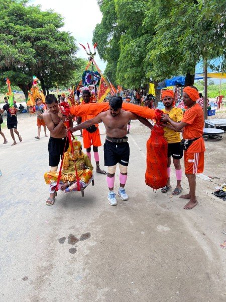 कलयुग में भी है ऐसे श्रवण कुमार