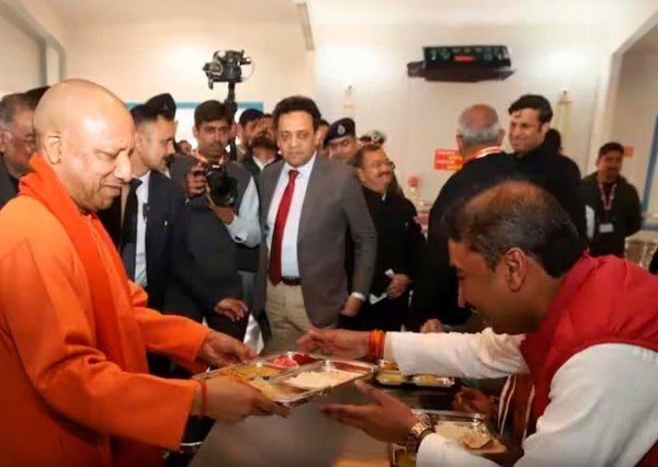 महाकुंभ मेले के शुरू होने से पहले, शुक्रवार को उत्तर प्रदेश के मुख्यमंत्री योगी आदित्यनाथ ने सामुदायिक रसोई "मां की रसोई" का उद्घाटन किया
