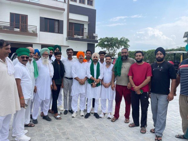 नवदीप सिंह के फार्म हाउस पर पहुंचेराहत सामग्री सुरेंद्र टिकैत,