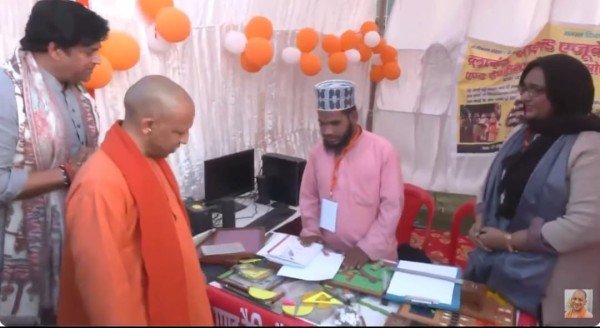 सीएम योगी आदित्यनाथ ने गोरखपुर के योगीराज बाबा गंभीरनाथ प्रेक्षागृह में दिव्य कला एवं कौशल प्रदर्शनी में एक मुस्लिम युवक के मुंह से श्रीरामचरितमानस का पाठ सुनकर भाव विभोर हो गए