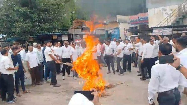 गढ कोतवाल विनोद पाण्डये का फुूका पुतला