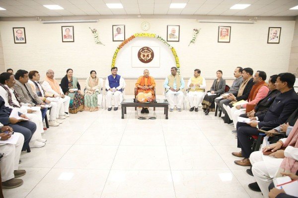 सीएम योगी से आज लखनऊ स्थित उनके सरकारी आवास पर लखनऊ मण्डल 2 के विधान सभा सदस्यों एवं विधान परिषद सदस्यों ने शिष्टाचार भेंट की.