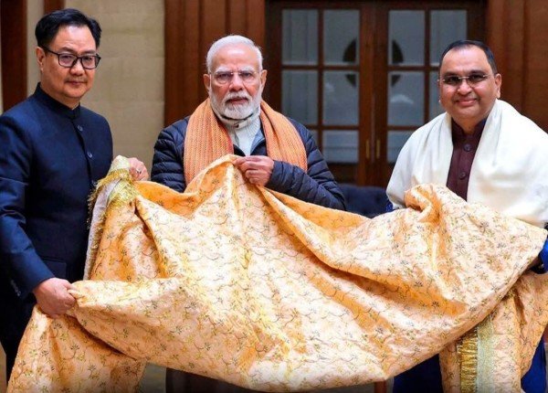प्रधानमंत्री नरेंद्र मोदी ने अपनी परंपरा को निभाते हुए