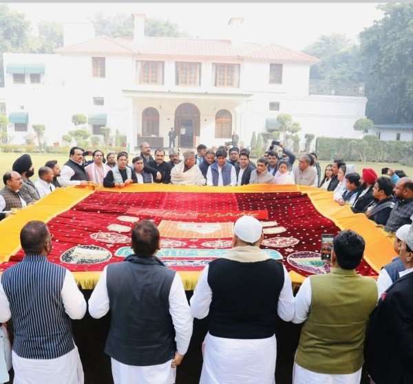 कांग्रेस अध्यक्ष मल्लिकार्जुन खरगे ने सूफी संत ख्वाजा मोइनुद्दीन चिश्ती के 813वें उर्स पर चादर भेजी