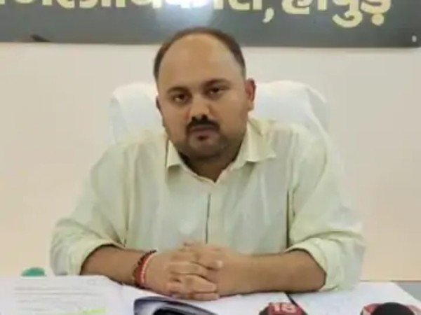 हापुड़ डीएम अभिषेक पांडेय ने सभी स्कूल बंद करने के दिए आदेश,