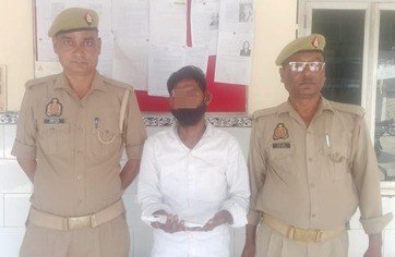 हापुड़ नगर पुलिस द्वारा चेकिंग के दौरान एक अभियुक्त को किया गिरफ्तार