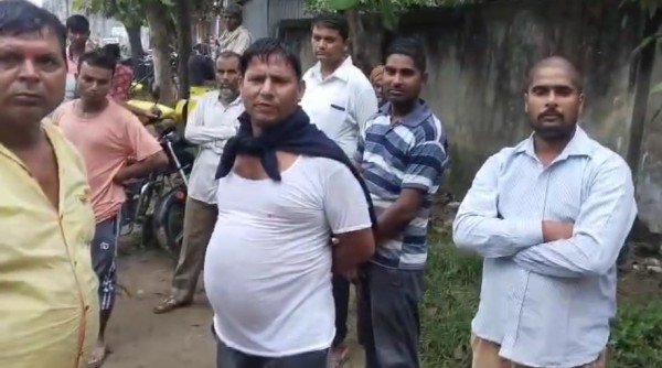 टार्च की रोशनी में परसरामपुर के सचिव करते, खाद की कालाबाजारी