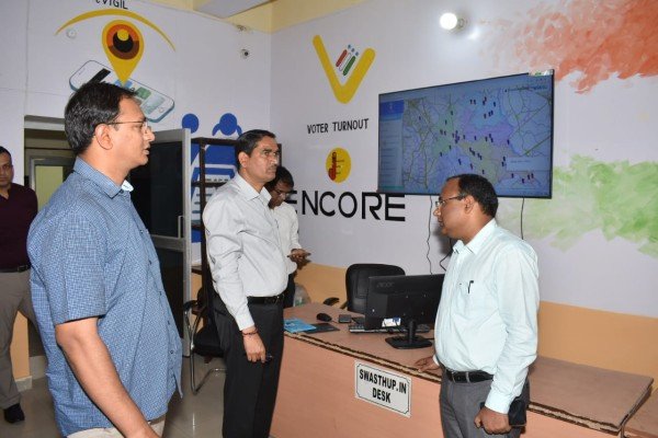 निर्वाचन कंट्रोल रूम का जिलाधिकारी और वरिष्ठ पुलिस अधीक्षक ने किया निरीक्षण
