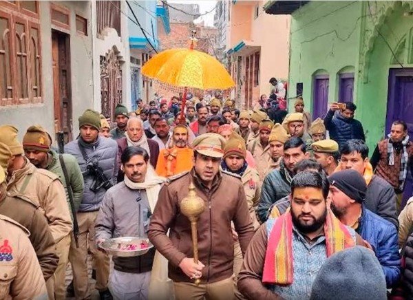 सीओ अनुज चौधरी हनुमान जी की गदा हाथ में लिए नजर आए।