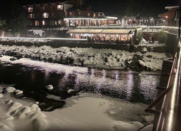 हिमाचल प्रदेश के ऊंचाई वाले इलाकों में बर्फबारी का दौर जारी है