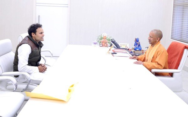 मुख्यमंत्री श्री योगी आदित्यनाथ से आज लखनऊ में अम्बेडकरनगर के सांसद रितेश पाण्डेय ने शिष्टाचार भेंट की।