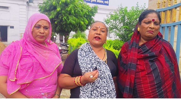 गई थी, नेग लेने, लुट कर चली आई, मार भी खाया