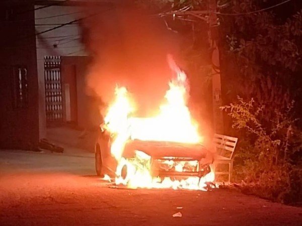 हापुड़ में चलती कर बनी आग का गोला तीन लोगों ने कूदकर बचाई जान