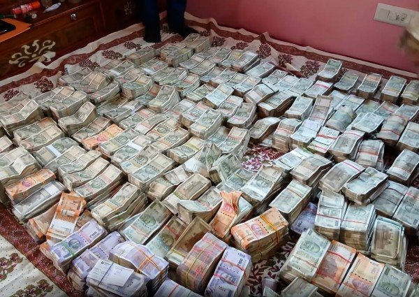 बिहार के बेतिया में जिला शिक्षा पदाधिकारी (डीईओ) के आवास पर विजिलेंस की छापेमारी चल रही है।