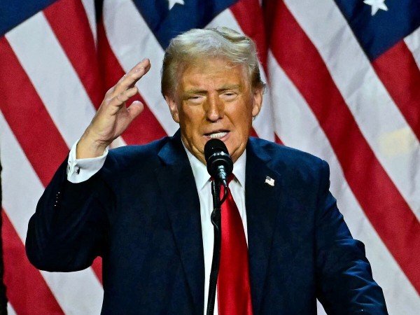 अपने फैसलों से दुनिया को चौंकाते हुए अमेरिकी राष्ट्रपति डोनाल्ड ट्रंप