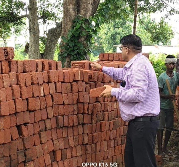 डीएम ने किया निर्माणधीन अन्नपूर्णा भवन का निरीक्षण