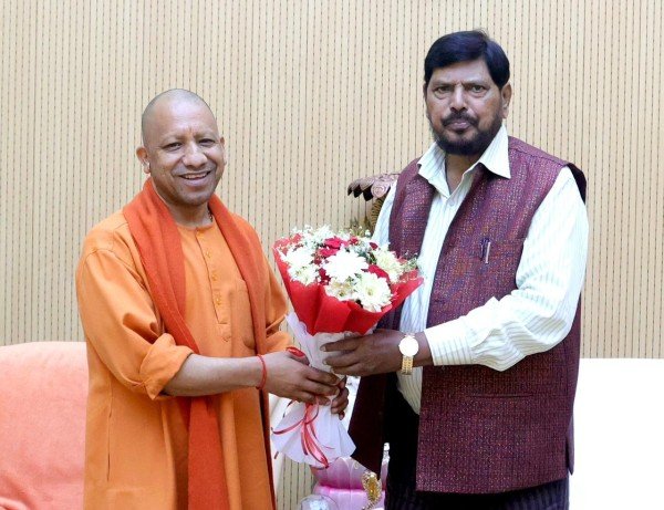 लखनऊ  मुख्यमंत्री योगी आदित्यनाथ से आज उनके सरकारी आवास पर केन्द्रीय राज्यमंत्री  सामाजिक न्याय एवं अधिकारिता रामदास आठवले ने शिष्टाचार भेंट की......