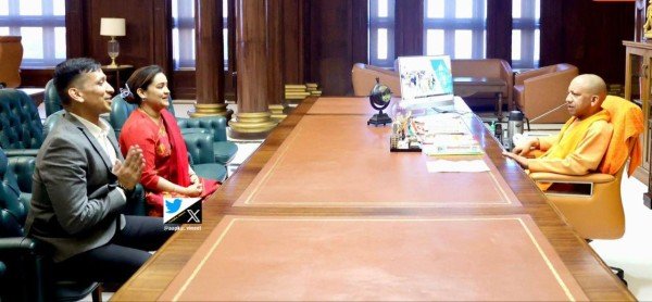 सपा संस्थापक मुलायम सिंह यादव की छोटी बहू और बीजेपी नेता अपर्णा यादव ने सूबे के सीएम योगी आदित्यनाथ से मुलाक़ात की।