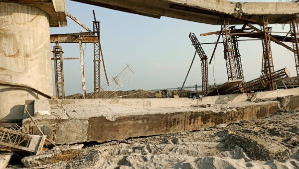 83 करोड़ से बन रहे गंगा नदी पर निर्माणधीन पुल गिरा