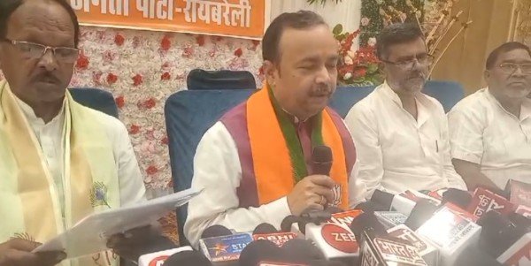 फोटो, मीडिया को संबोधित करते राज्य मंत्री