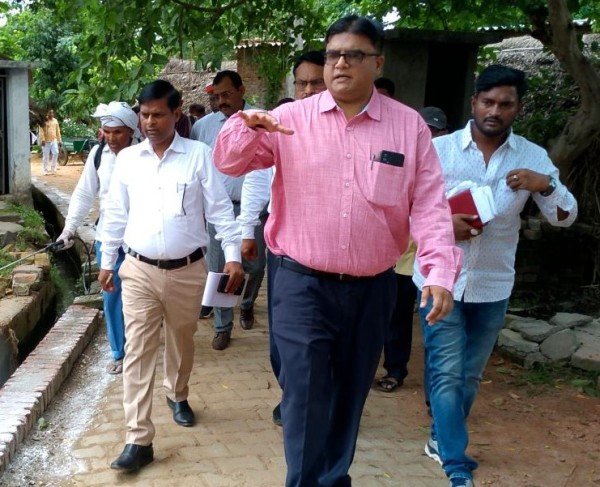 डीएम ने किया ओठगनपुर में संचारी रोग नियंत्रण अभियान का निरीक्षण