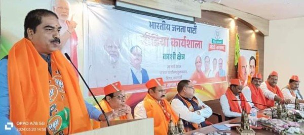 काशी में आयोजित उत्तर प्रदेश भारतीय जनता पार्टी के क्षेत्रीय मीडिया कार्यशाला को भाजपा राष्ट्रीय प्रवक्ता प्रेम शुक्ल ने संबोधित किया.।