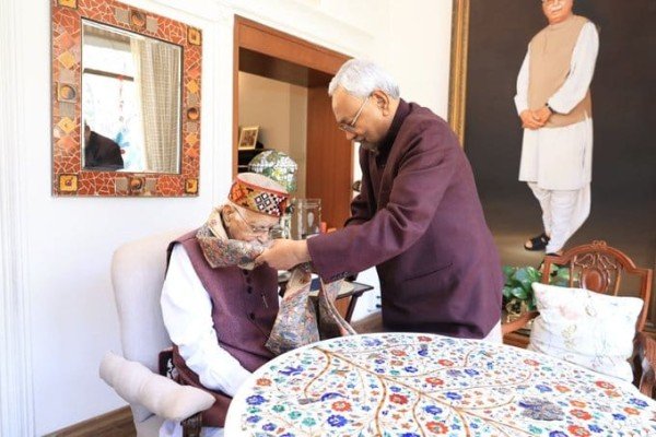 नयी दिल्ली...  बिहार के मुख्यमंत्री नीतीश कुमार ने भाजपा के वरिष्ठ नेता लालकृष्ण आडवाणी से मुलाकात की और उन्हें 'भारत रत्न' मिलने पर बधाई दी...