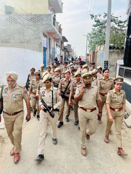 लोकसभा चुनाव को लेकर थाना हाफिजपुर पुलिस व पंजाब पुलिस की महिला बटालियन द्वारा थाना क्षेत्रांतर्गत एरिया डोमिनेशन/फ्लैग मार्च किया गया