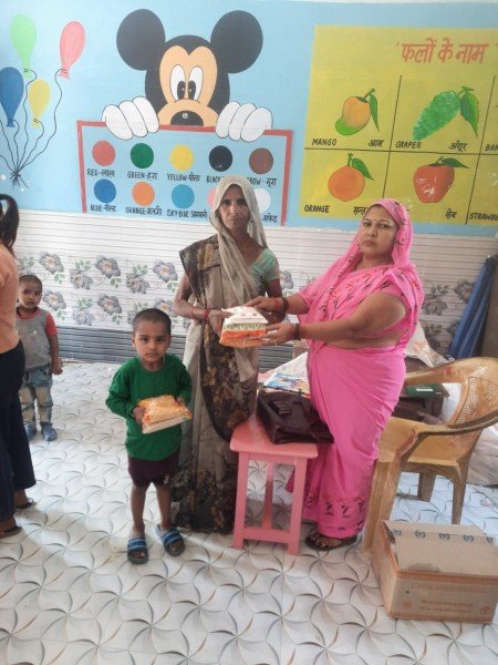 जरगवां गांव में लाभार्थियों को आंगनवाड़ी कार्यकत्रियों ने दाल दलिया रिफाइंड पोषाहार किया वितरण