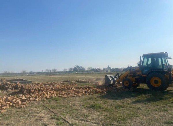 पिलखुवा विकास प्राधिकरण ने की बुलडोजर ध्वस्तीकरण कार्यवाही।