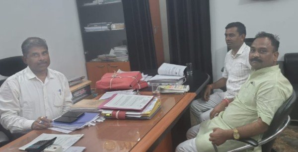 मेरठ सड़क के खड्डों को लेकर (PD) अमित कुमार प्रणव जी से उनके कार्यालय मेरठ पर मुलाकात की।