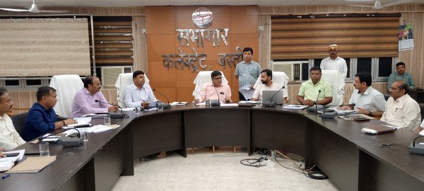 अधिकारी निस्तारित आख्या के साथ फोटोग्राफ्स पोर्टल पर अपलोड करःडीएम