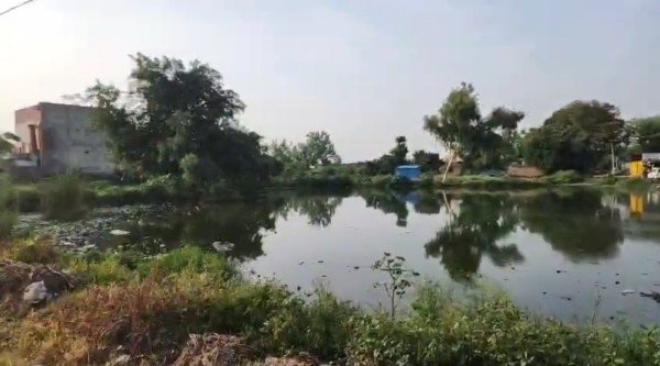 ग्राम सदरपुर भैना में जल भराव व गंदगी से परेशान लोग