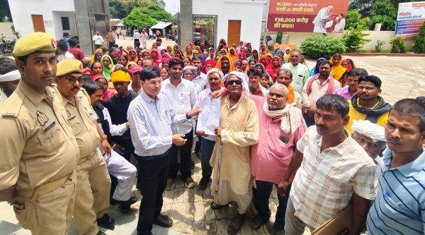 मजदूरी को लेकर डीएम के पास पहुंचे मनरेगा श्रमिक