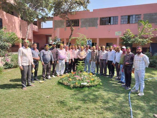 विद्यालय में उमंग के साथ खेली गई होली